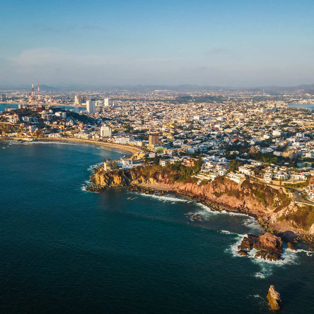 “Vista aérea de Mazatlán con costa y ciudad – bienes raíces Mazatlán 2026”.
