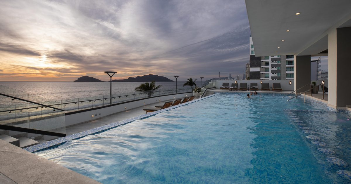 Alberca con vista al mar al atardecer en Mazatlán