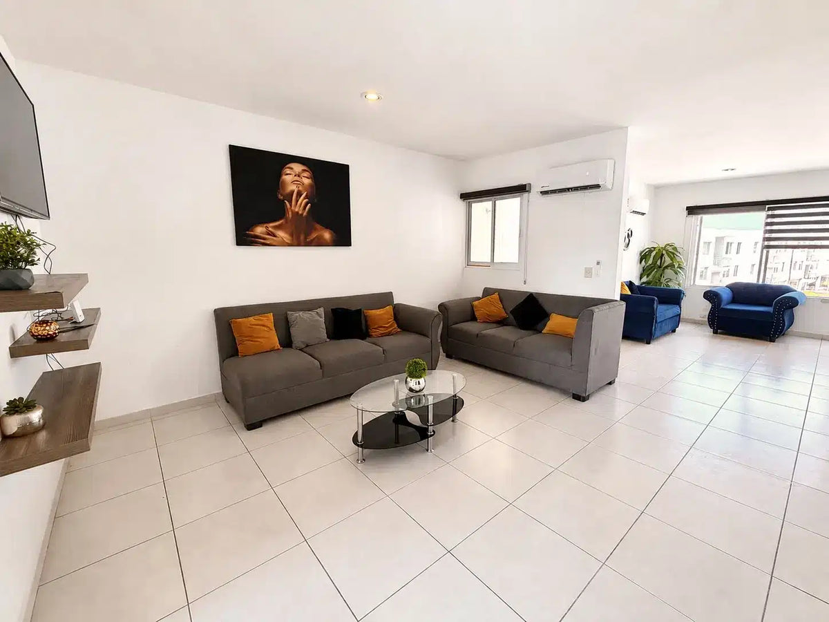 Sala principal amueblada con decoración, Alejandría Residencial