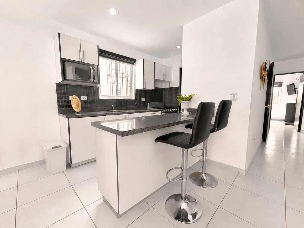 Cocina con barra desayunadora condominio Alejandría Mazatlán