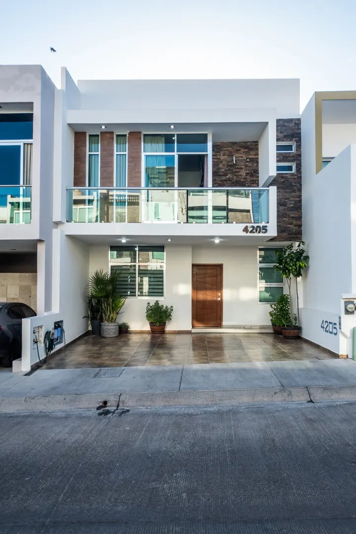 Casa en Venta en Real del Valle: Tu Hogar en Coto 13