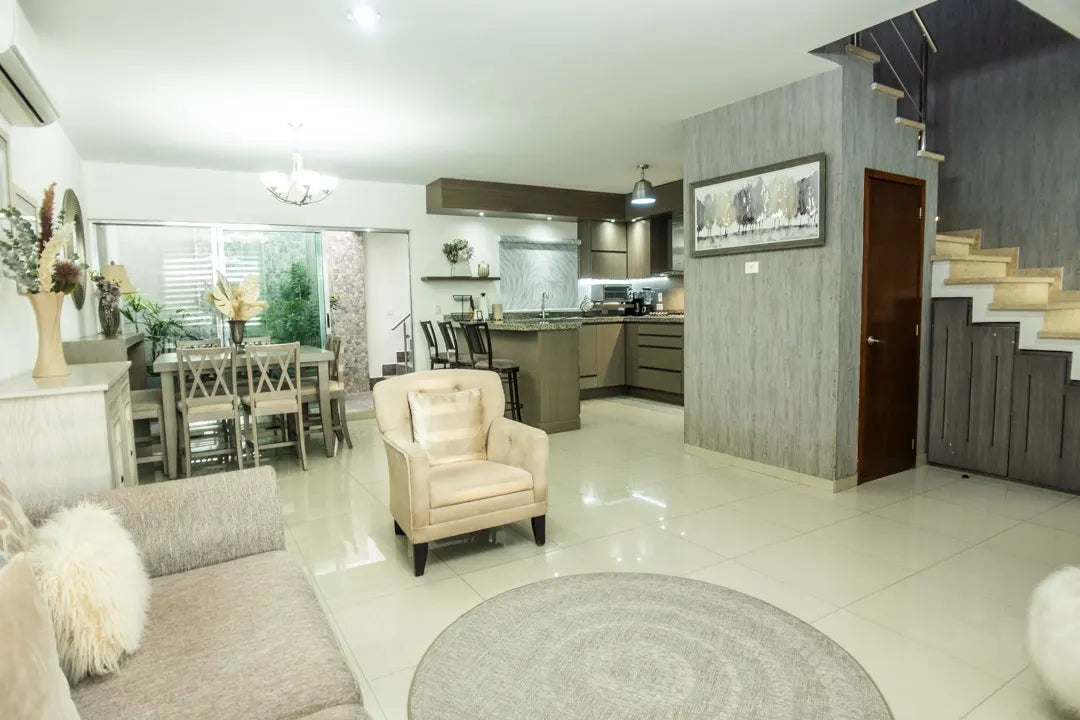 Casa en Venta en Real del Valle: Tu Hogar en Coto 13