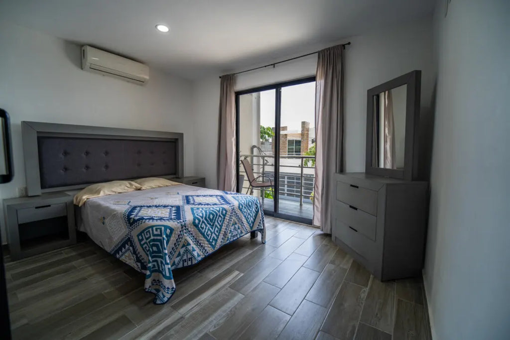 Recámara con puerta corrediza a balcón en departamento de Torre Carrizo, Playa Sur
