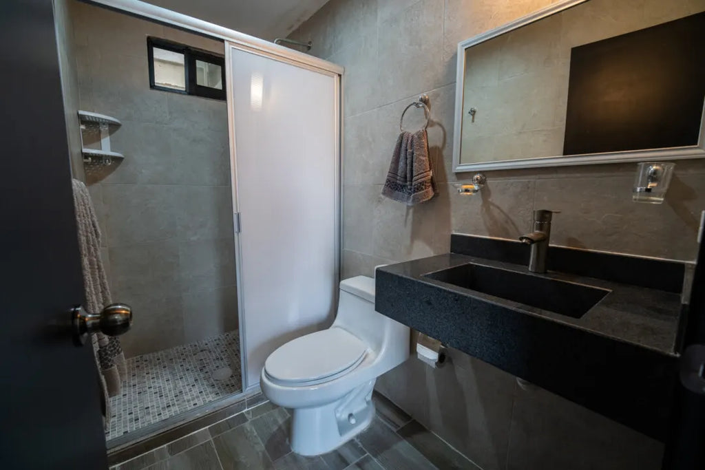 Baño con acabados modernos y regadera en Torre Carrizo, Mazatlán