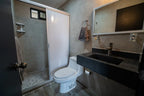 Baño con acabados modernos y regadera en Torre Carrizo, Mazatlán