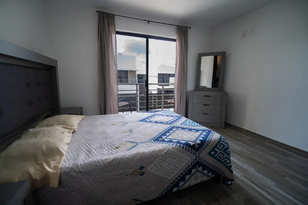 Recámara secundaria con luz natural en departamento en venta en Playa Sur