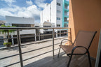 Terraza privada con silla en departamento cerca del Centro Histórico de Mazatlán