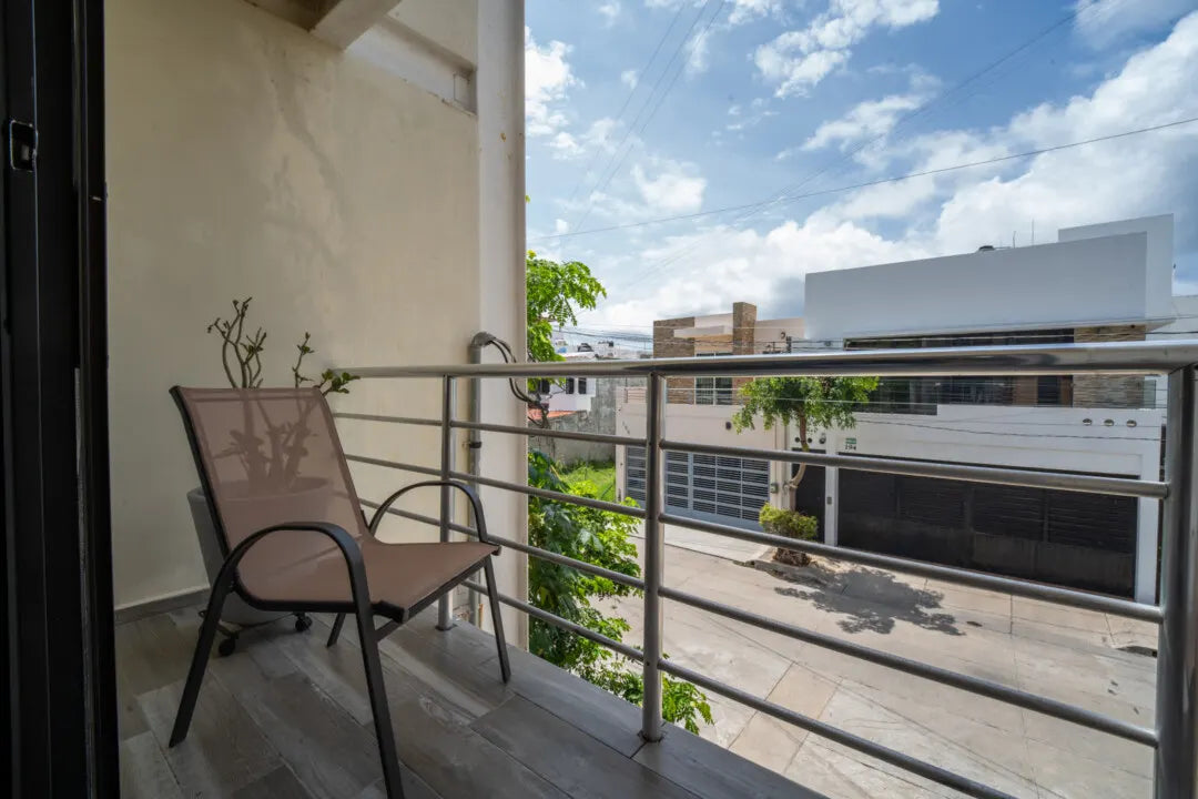 Balcón con vista a la zona urbana desde departamento en Torre Carrizo