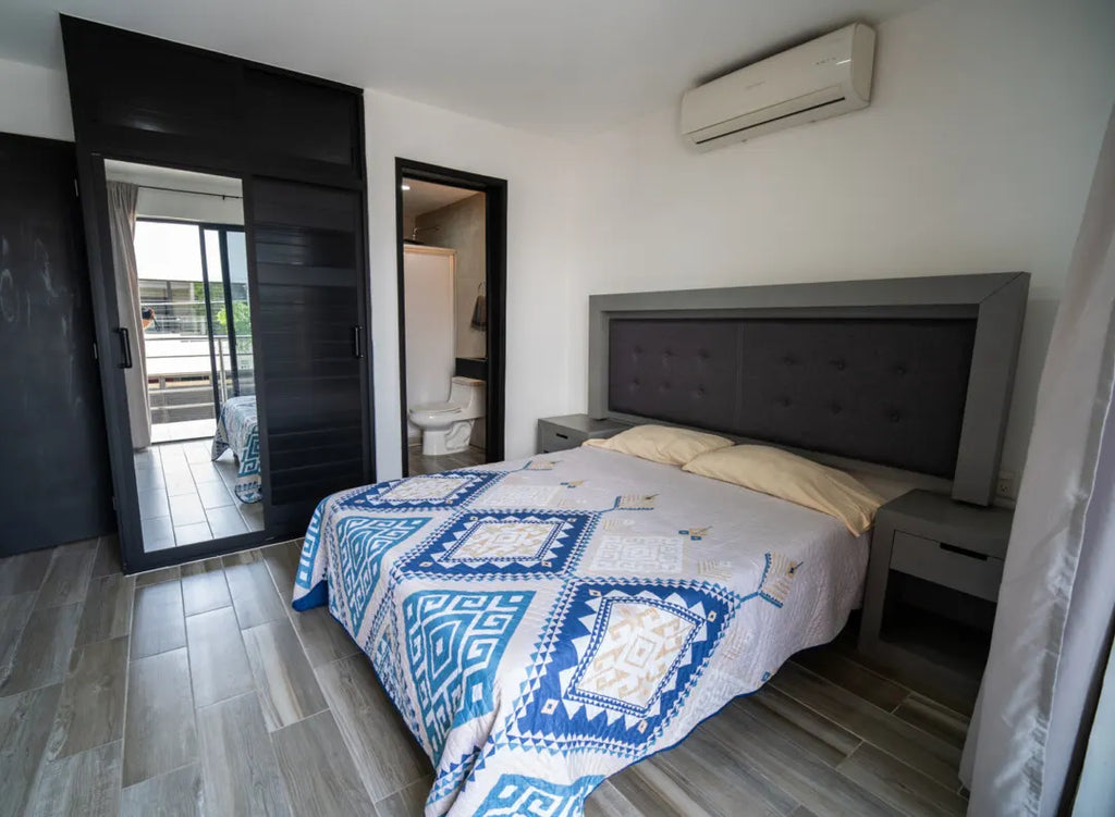 Recámara con clóset de espejo en departamento de 2 recámaras en Playa Sur