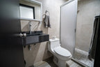Baño completo con lavabo y regadera en departamento en venta en Playa Sur Mazatlán