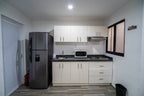 Cocina integral con refrigerador y microondas en departamento en venta en Mazatlán