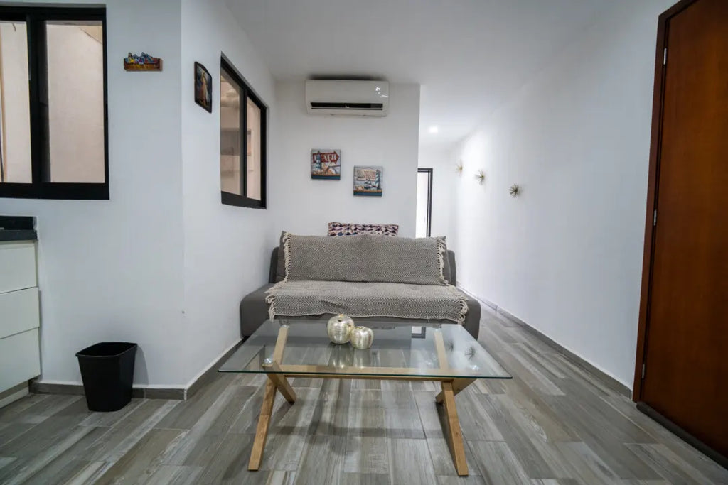 Sala con sofá gris y mesa de centro en Torre Carrizo, Playa Sur