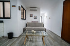 Sala con sofá gris y mesa de centro en Torre Carrizo, Playa Sur