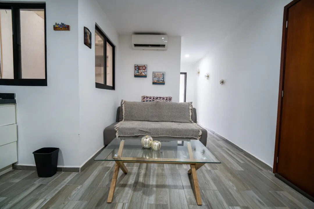 Sala con sofá gris y mesa de centro en Torre Carrizo, Playa Sur