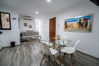 Sala con sofá y área de comedor en departamento amueblado en Playa Sur Mazatlán