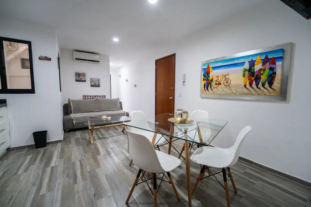 Sala con sofá y área de comedor en departamento amueblado en Playa Sur Mazatlán