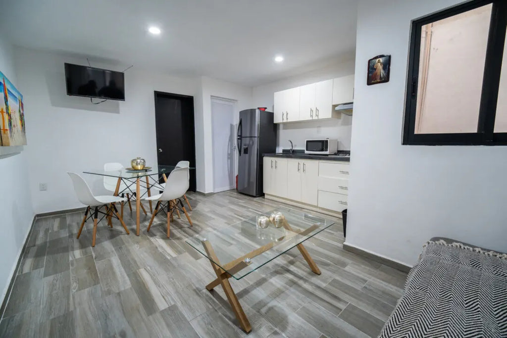 Sala comedor con televisión en departamento en venta en el centro de Mazatlán
