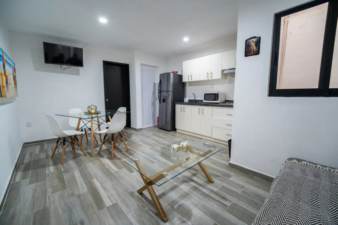 Sala comedor con televisión en departamento en venta en el centro de Mazatlán