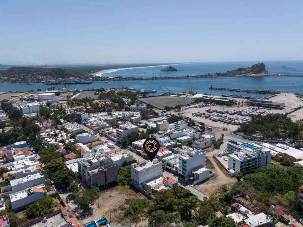 Vista aérea de Playa Sur, Mazatlán, con la ubicación de Torre Carrizo