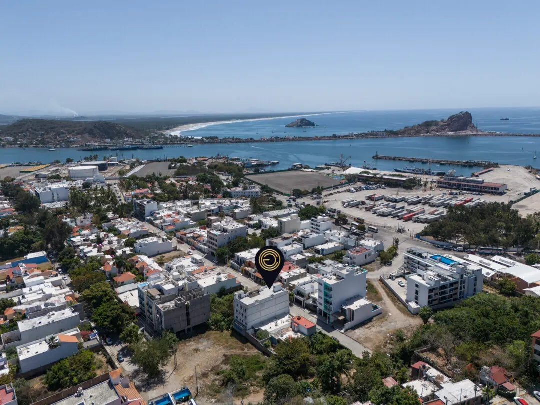 Vista aérea de Playa Sur, Mazatlán, con la ubicación de Torre Carrizo