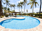 Alberca y camastros Palmilla Residencial cerca de la playa