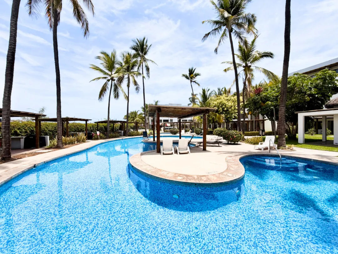 Alberca con palmeras Palmilla Residencial Cerritos Mazatlán