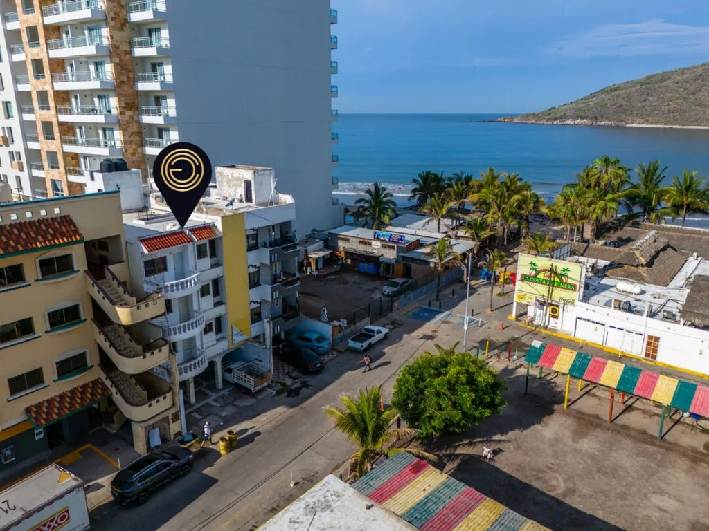 Edificio de 7 Departamentos en Venta a Pasos de la Playa, Zona Dorada Mazatlán