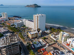 Edificio de 7 Departamentos en Venta a Pasos de la Playa, Zona Dorada Mazatlán