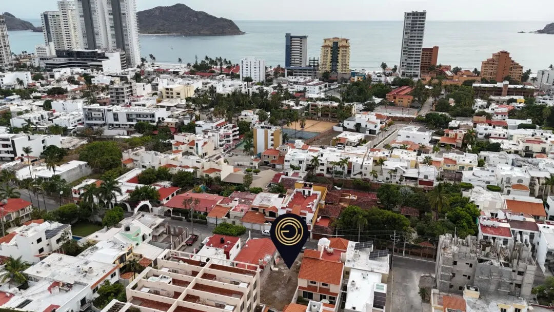 Terreno en venta en Zona Dorada Mazatlán cerca de edificios de departamentos y la costa, ideal para desarrollo inmobiliario