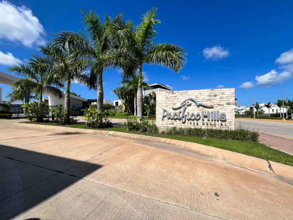 Entrada principal del fraccionamiento Pacífico Hills en Mazatlán con acceso controlado