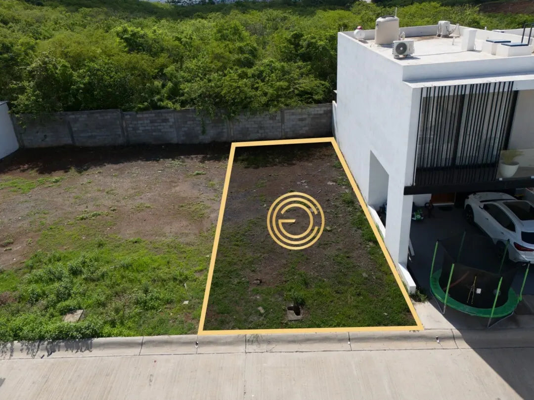 Vista lateral del terreno en venta en Pacífico Hills Mazatlán, junto a casa vecina construida