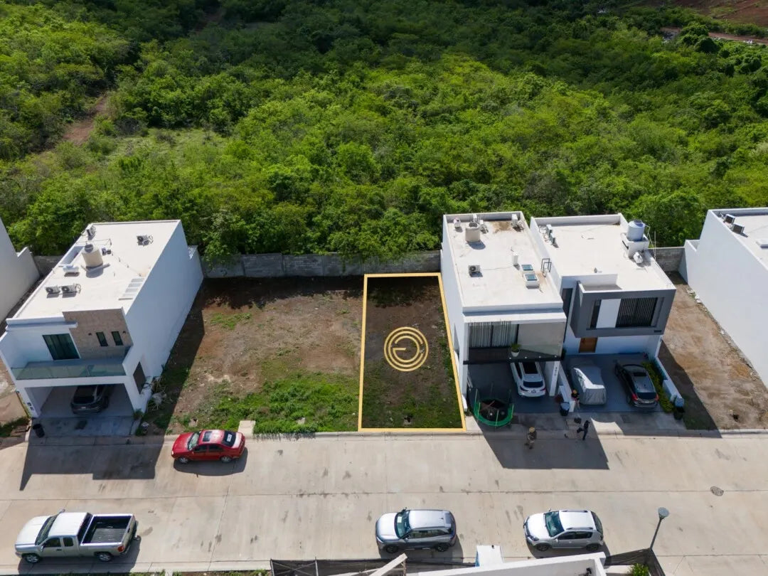 Terreno entre casas construidas en Pacífico Hills, Mazatlán, ideal para construir una casa de una o dos plantas
