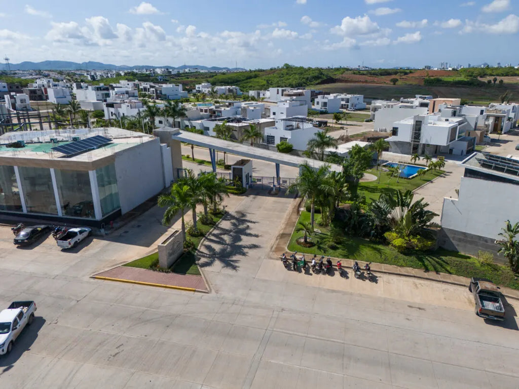 Caseta de acceso controlado y casa club del fraccionamiento Pacífico Hills en Mazatlán