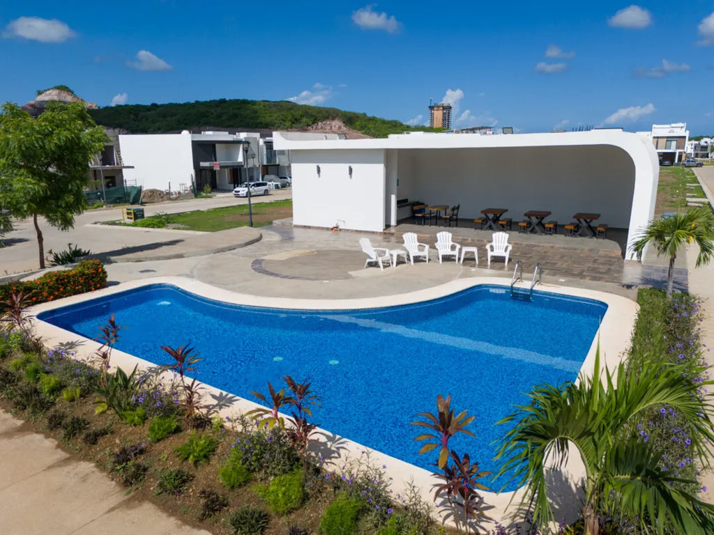 Alberca y casa club del fraccionamiento Pacífico Hills en Mazatlán, con área de asadores y palapa