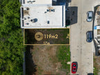 Vista aérea del lote de 119 m² en Pacífico Hills, Mazatlán, frente a estacionamiento de visitas del fraccionamiento