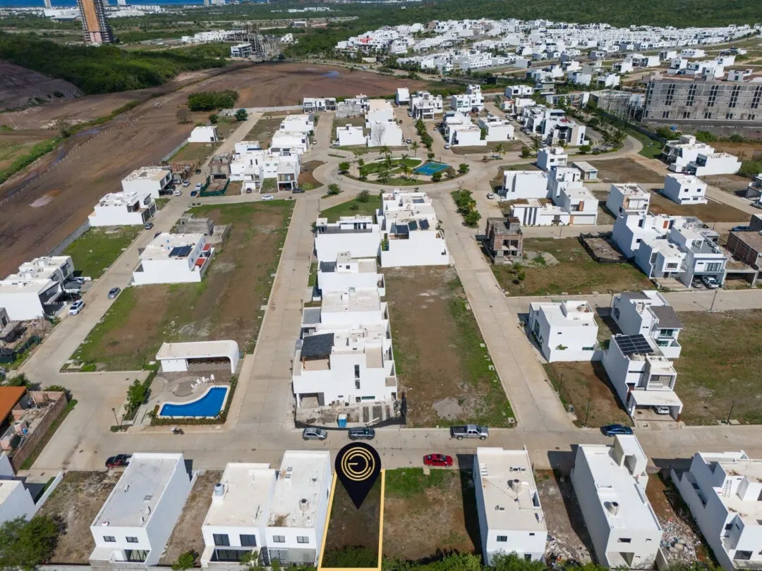 Vista panorámica del fraccionamiento Pacífico Hills en la zona norte de Mazatlán, con la ubicación del terreno señalada