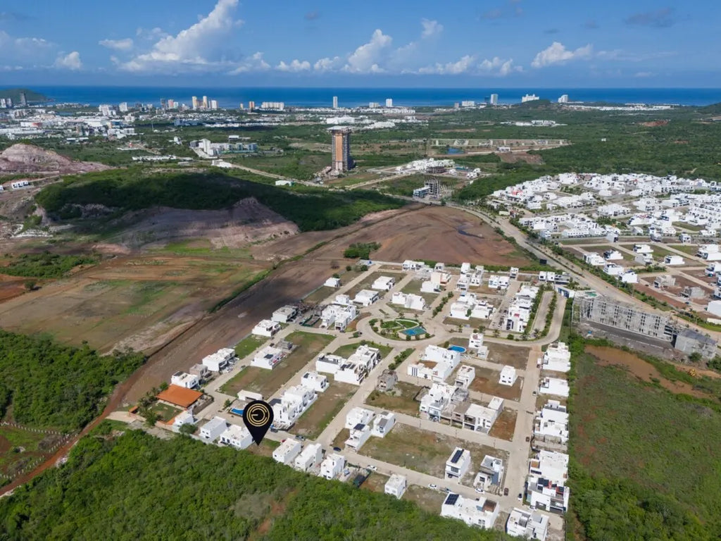 Vista aérea amplia de Pacífico Hills en zona norte de Mazatlán con vista al mar y a la ciudad