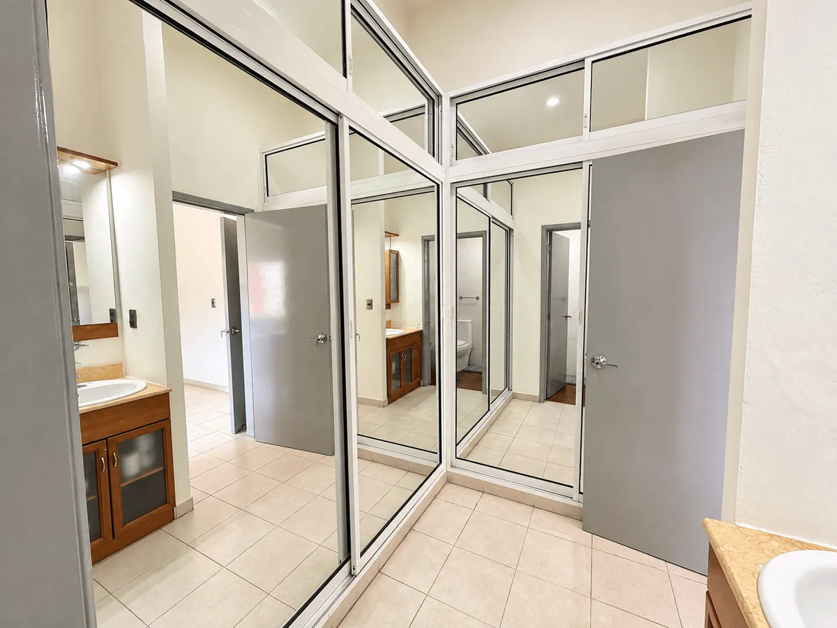 Vestidor con closet espejado en recámara principal
