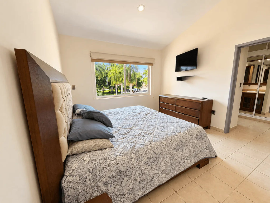 Recámara secundaria con cama y closet