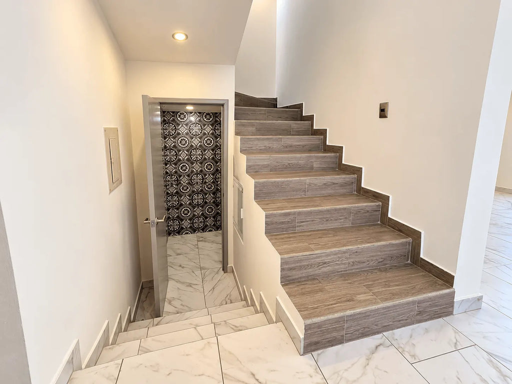Escalera interior con acabados de mosaico decorativo