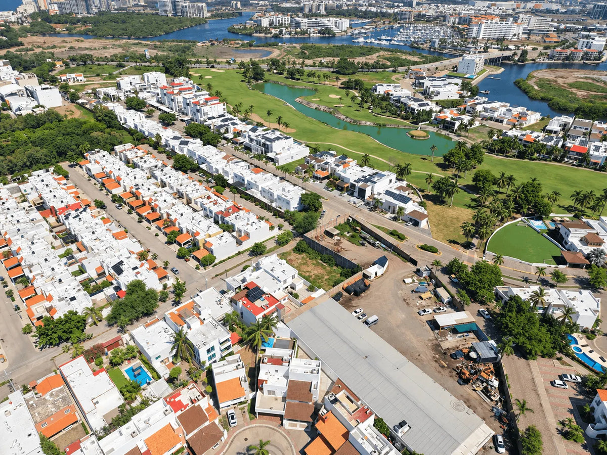 Vista aérea del fraccionamiento con vista al campo de golf