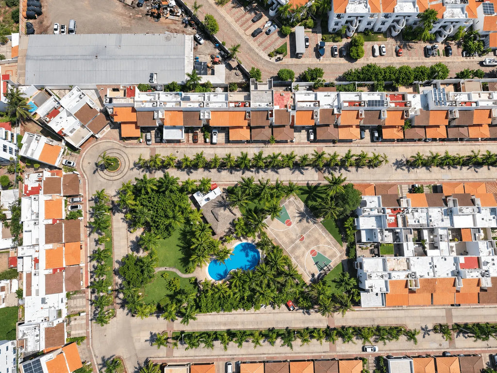 Vista aérea de la alberca y áreas comunes de Sábalo Country