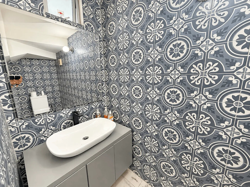 Medio baño con azulejo decorativo y lavabo ovalado