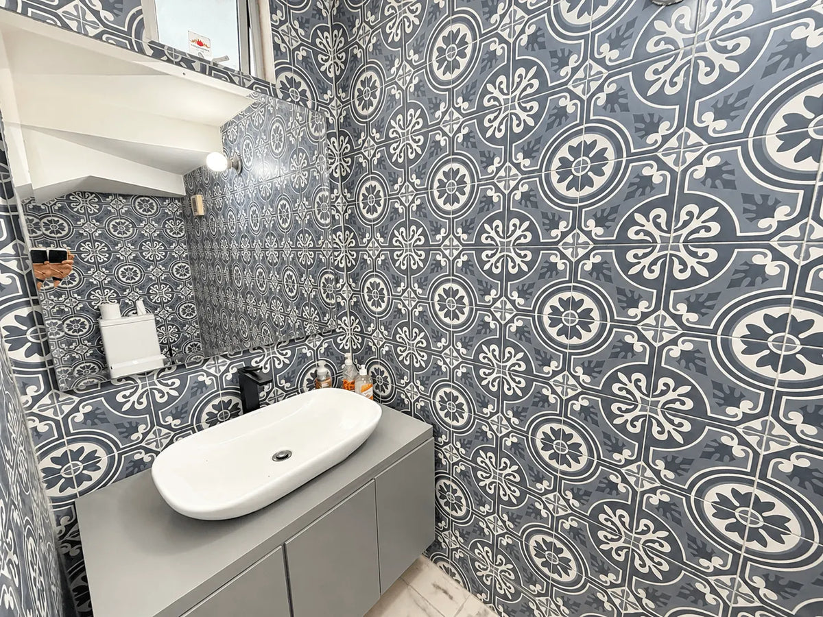 Medio baño con azulejo decorativo y lavabo ovalado