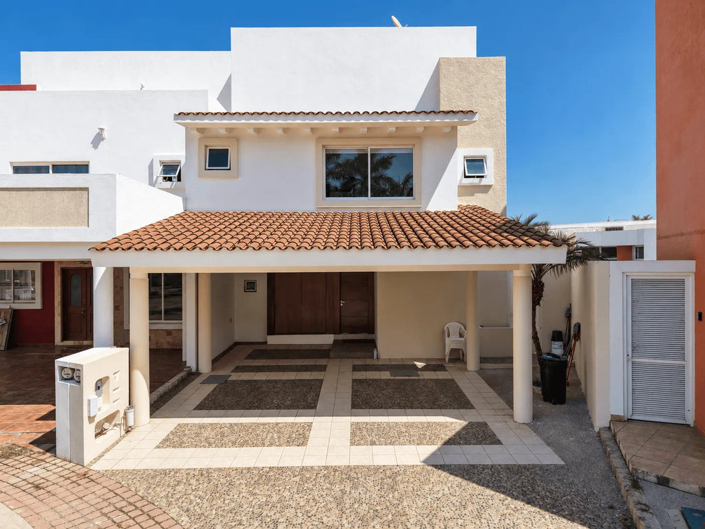 Fachada de casa en renta en El Secreto, Sábalo Country, con cochera techada