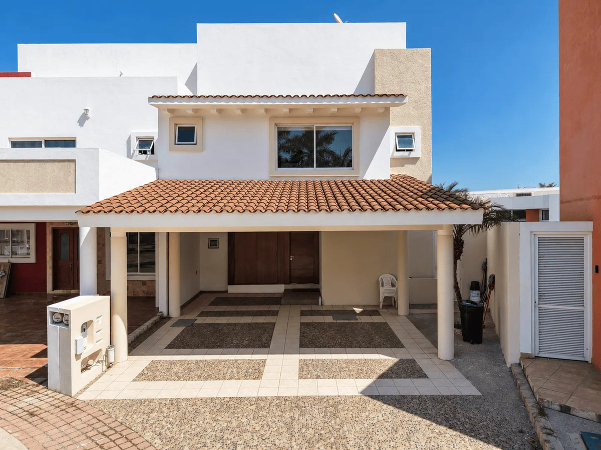 Fachada de casa en renta en El Secreto, Sábalo Country, con cochera techada