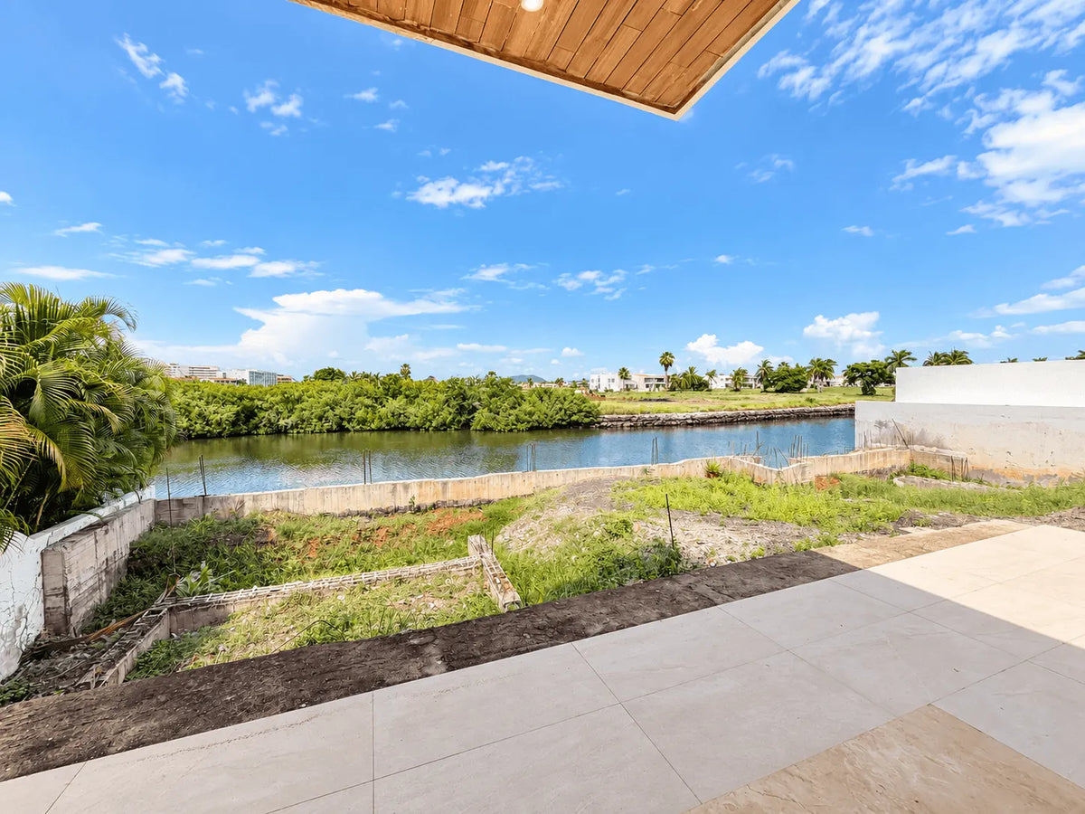 Casa en Venta en El Cid, Mazatlán — Vista al Canal y Terreno para Alberca Infinity