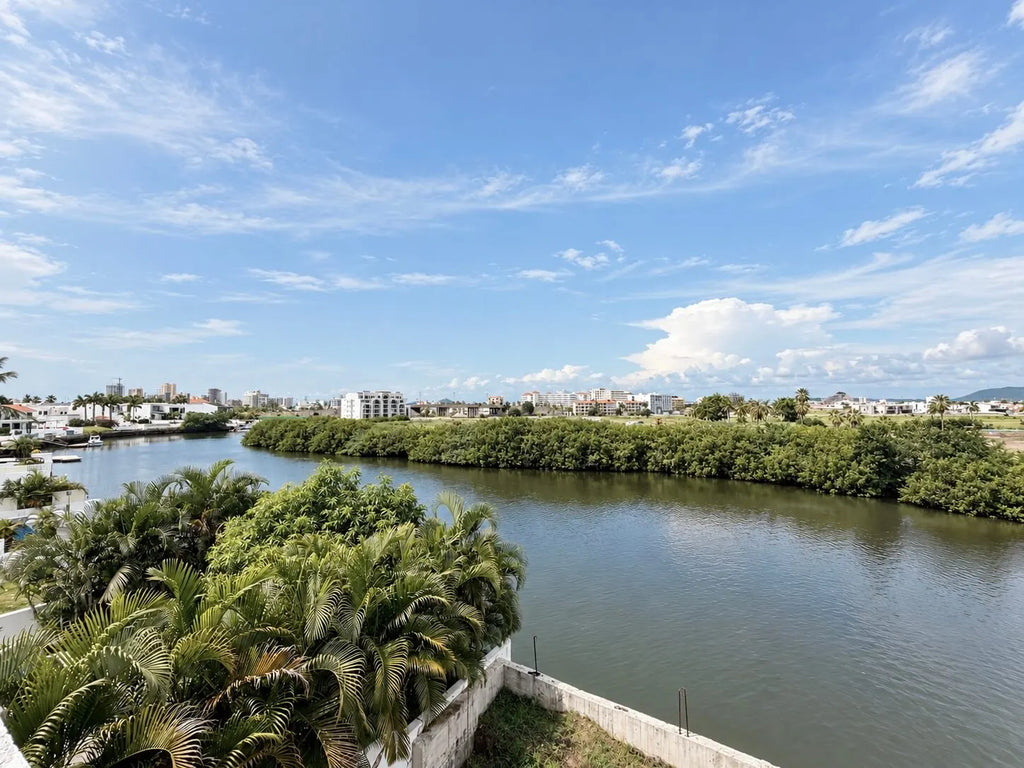 Casa en Venta en El Cid, Mazatlán — Vista al Canal y Terreno para Alberca Infinity