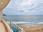 Terraza con barandal de cristal y vista al mar, la alberca y la playa desde Park Royal Mazatlán