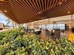 Área de restaurante con terraza y techo de madera rodeada de jardín en el edificio Park Royal Mazatlán